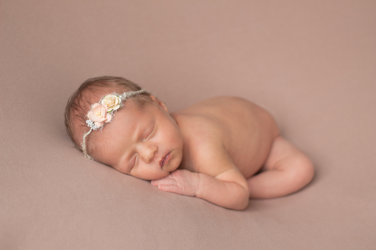 Ensaio de recém nascido com pose realizada no puff.