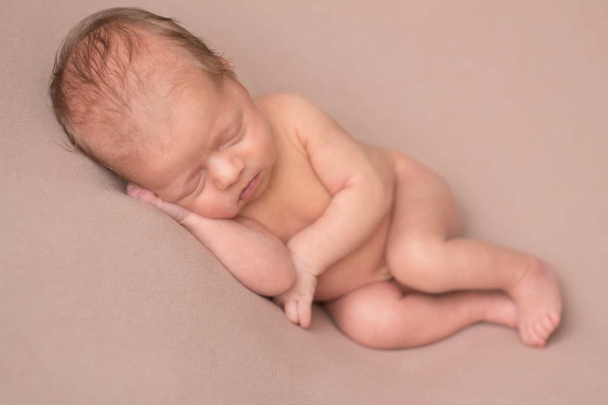 Pose de ladinho em ensaio newborn