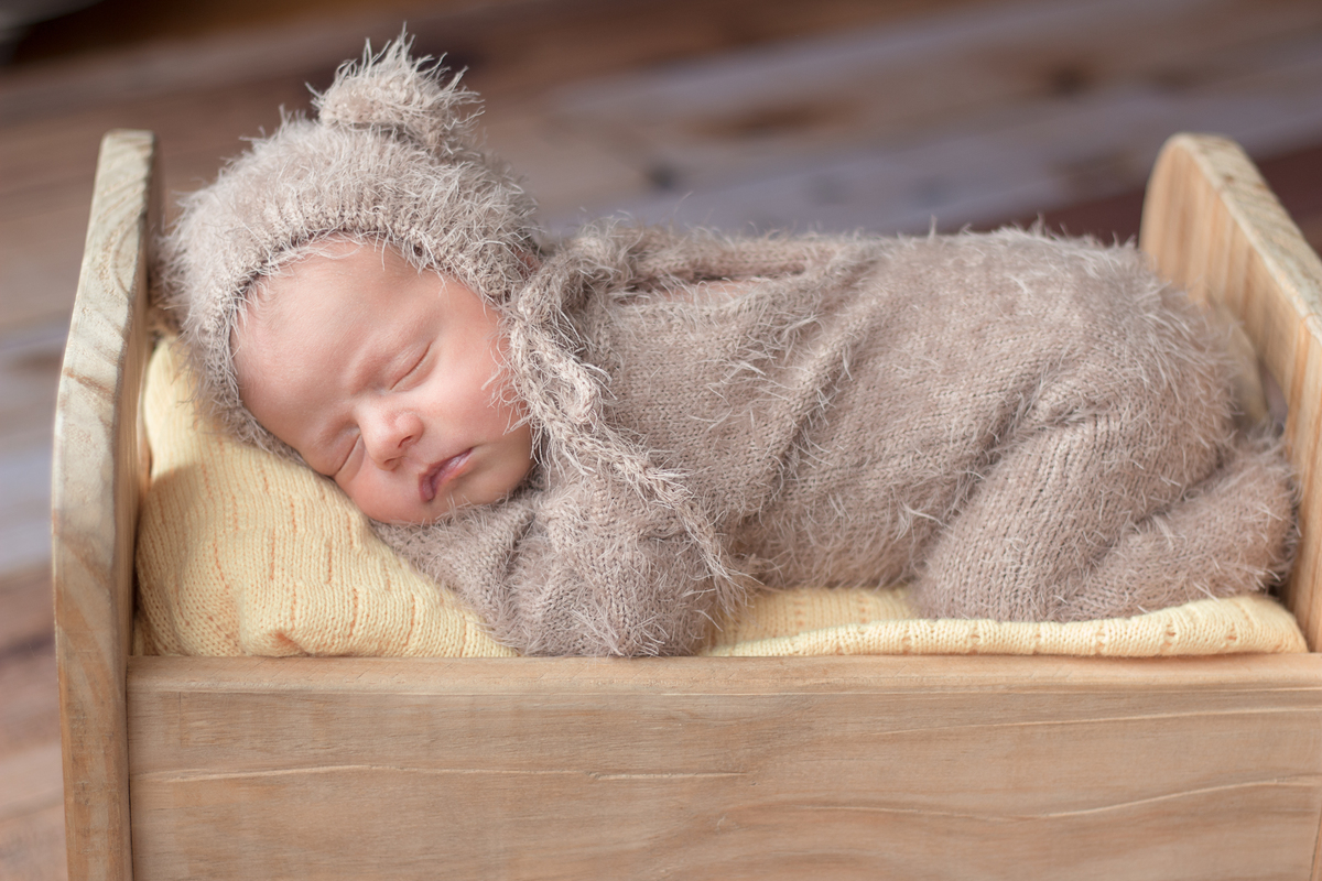 bebê com roupinha de ursinha em ensaio de recém nascido na casa do cliente