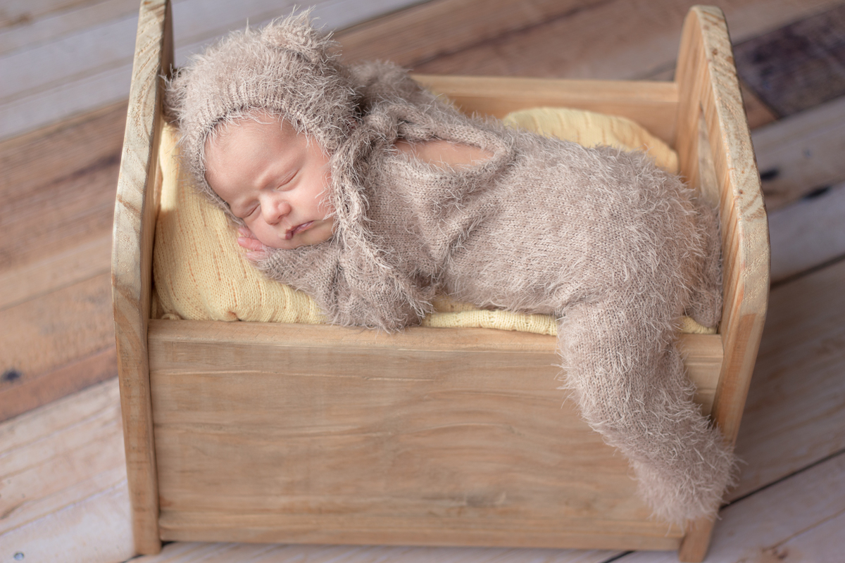 Bebê ursinha em pose do bercinho