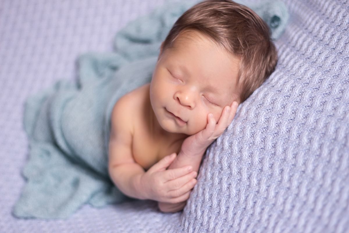 Ensaio de recém nascido bebe dormindo