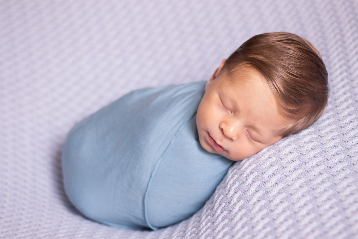 ensaio newborn com bebê enroladinho