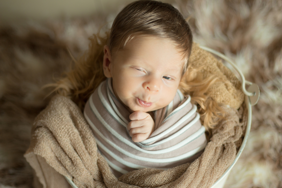 bebê mandando beijinho