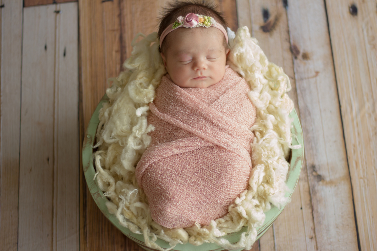 Ensaio de recém nascido no cestinho, foto tirada de cima