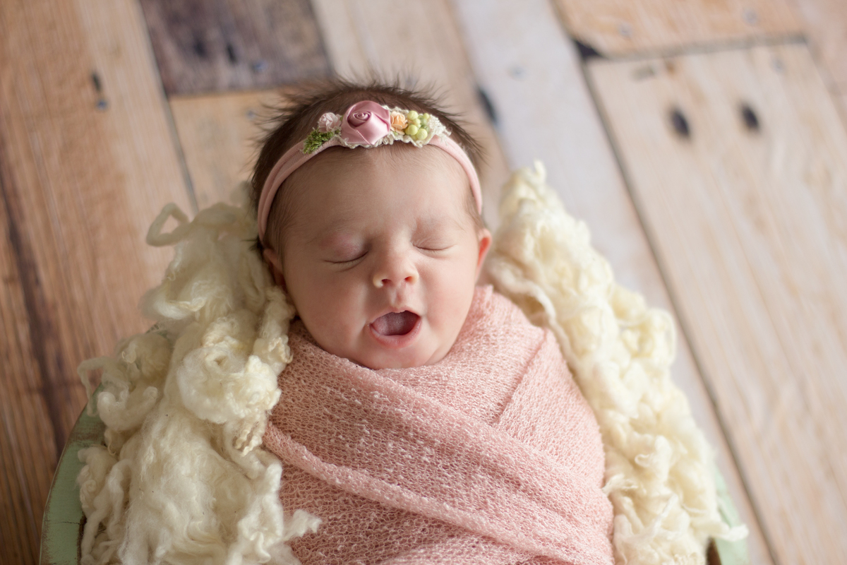 Minha bebezinha bocejando de sono em seu primeiro ensaio fotográfico