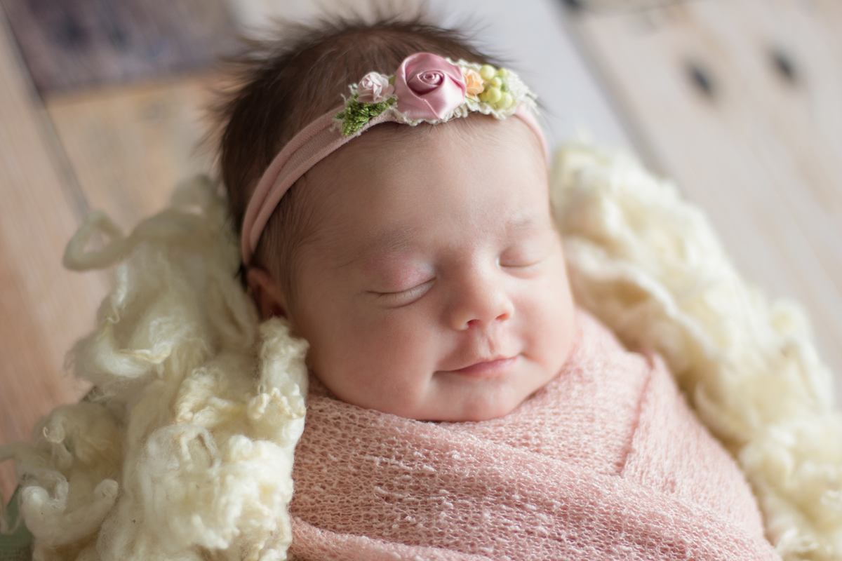 Um sorrisinho no ensaio newborn