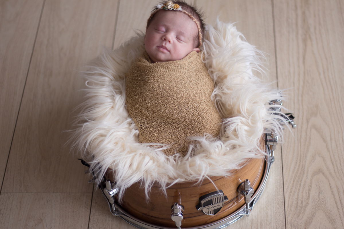 Bebê na caixa de bateria. O papai ama tocar bateria, então nada melhor que um bebê baterista