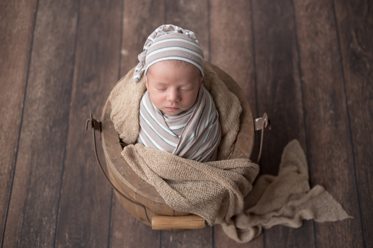 Pose do baldinho no ensaio de Recém Nascido