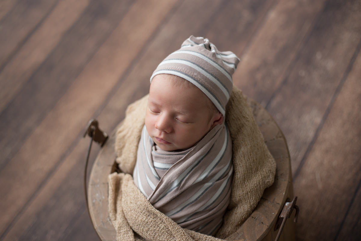 Pose do Baldinho em ensaio Newborn à domicílio