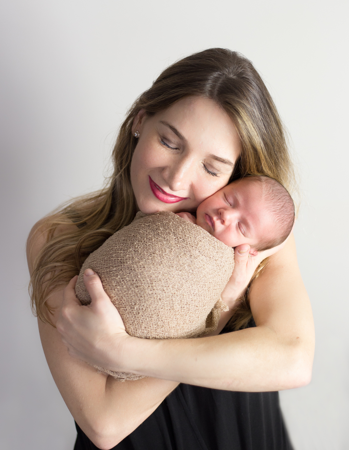 Ensaio de Recém nascido foto com a mamãe