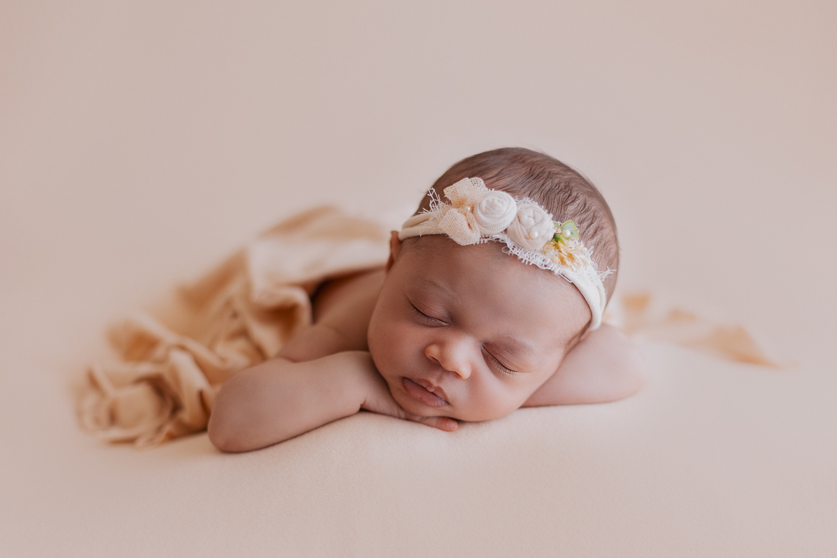 fotografa-brasileira-em-luxemburgo-foto-lifestyle-foto-de-bebe-em-casa-fotografa-em-arlon-belgica-fotografa-newborn-em-fotografa-newborn-em-luxembourg-fotografa-na-frança-fotografa-brasileira-de-familia-book-seance-photo-nouveau-née-panier-recem-nascido