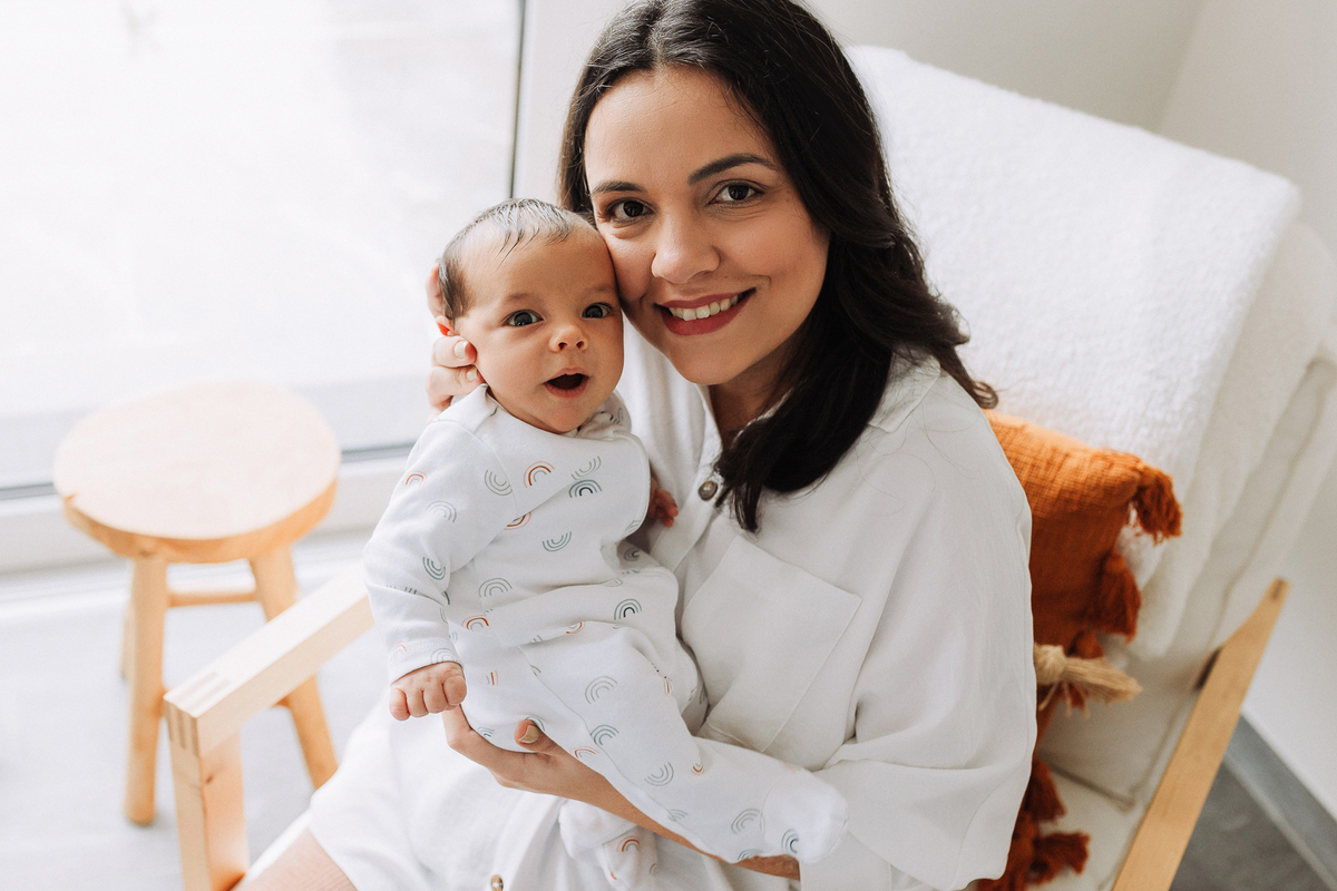 fotografa-brasileira-em-luxemburgo-foto-lifestyle-foto-de-bebe-em-casa-fotografa-em-arlon-belgica-fotografa-newborn-em-fotografa-newborn-em-luxembourg-fotografa-na-frança-fotografa-brasileira-de-familia-book-seance-photo-nouveau-née-panier-recem-nascido