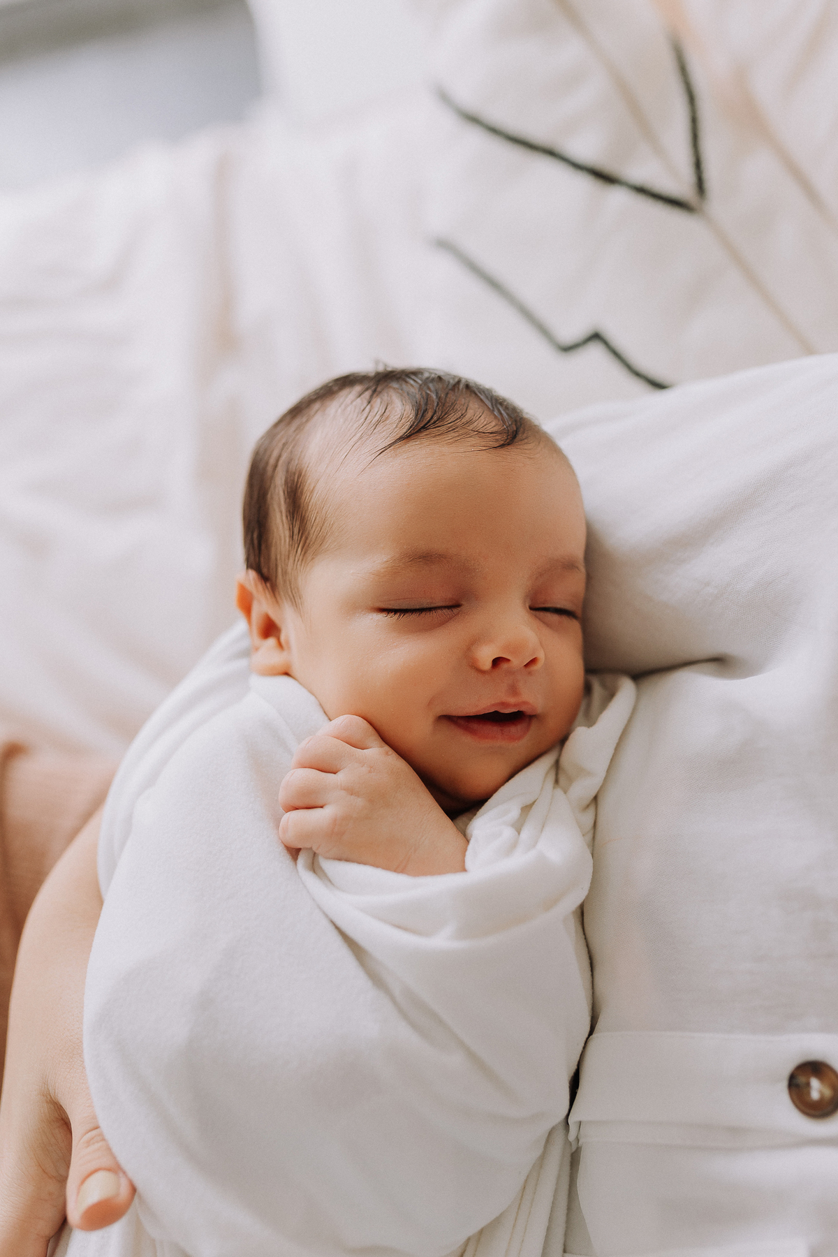 fotografa-brasileira-em-luxemburgo-foto-lifestyle-foto-de-bebe-em-casa-fotografa-em-arlon-belgica-fotografa-newborn-em-fotografa-newborn-em-luxembourg-fotografa-na-frança-fotografa-brasileira-de-familia-book-seance-photo-nouveau-née-panier-recem-nascido