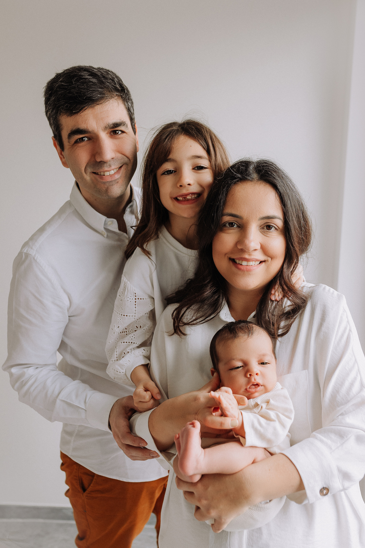 fotografa-brasileira-em-luxemburgo-foto-lifestyle-foto-de-bebe-em-casa-fotografa-em-arlon-belgica-fotografa-newborn-em-fotografa-newborn-em-luxembourg-fotografa-na-frança-fotografa-brasileira-de-familia-book-seance-photo-nouveau-née-panier-recem-nascido