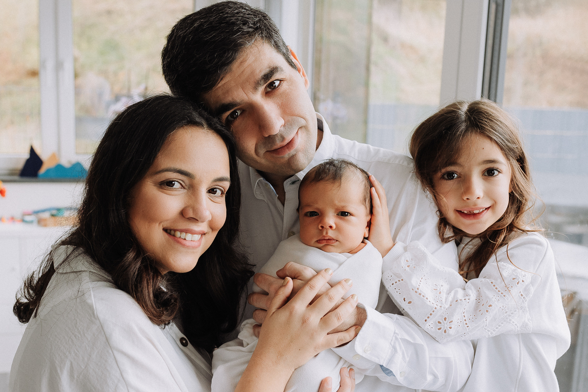fotografa-brasileira-em-luxemburgo-foto-lifestyle-foto-de-bebe-em-casa-fotografa-em-arlon-belgica-fotografa-newborn-em-fotografa-newborn-em-luxembourg-fotografa-na-frança-fotografa-brasileira-de-familia-book-seance-photo-nouveau-née-panier-recem-nascido