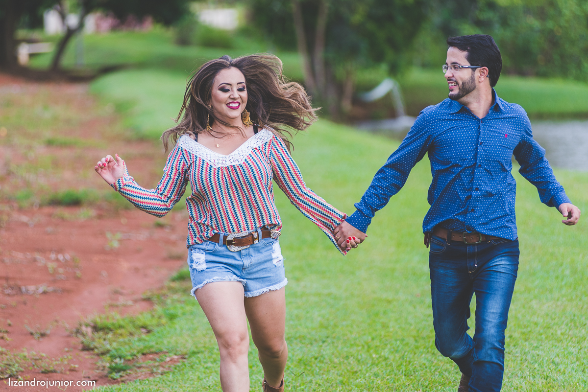 ensaio namorando patos de minas, fotografo de casamento lizandro junior, lizandro júnior, ensaio romântico, ensaio ao ar livre, fazenda,