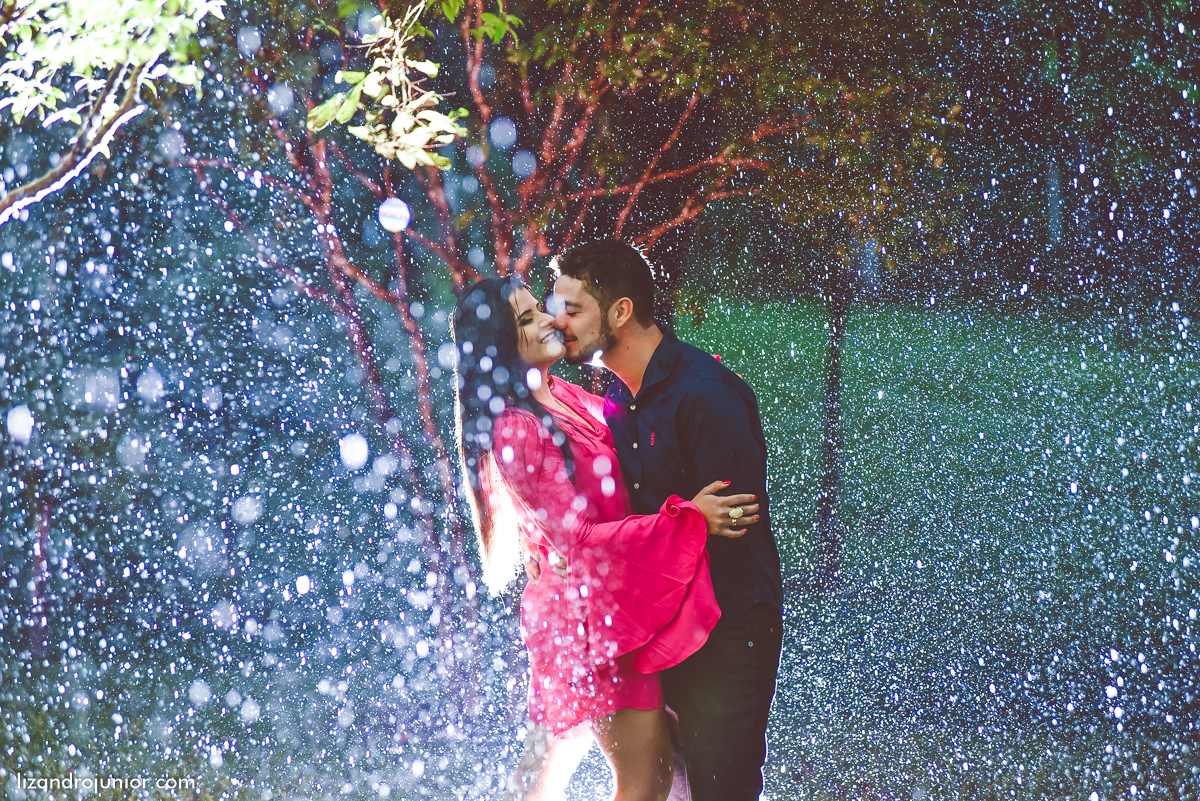 lizandro junior fotógrafo de casamento patos de minas e região, ensaio namorando, chuva, namorando com chuva, fotografia de casamento, serra do salitre, carmo, rio paranaíba