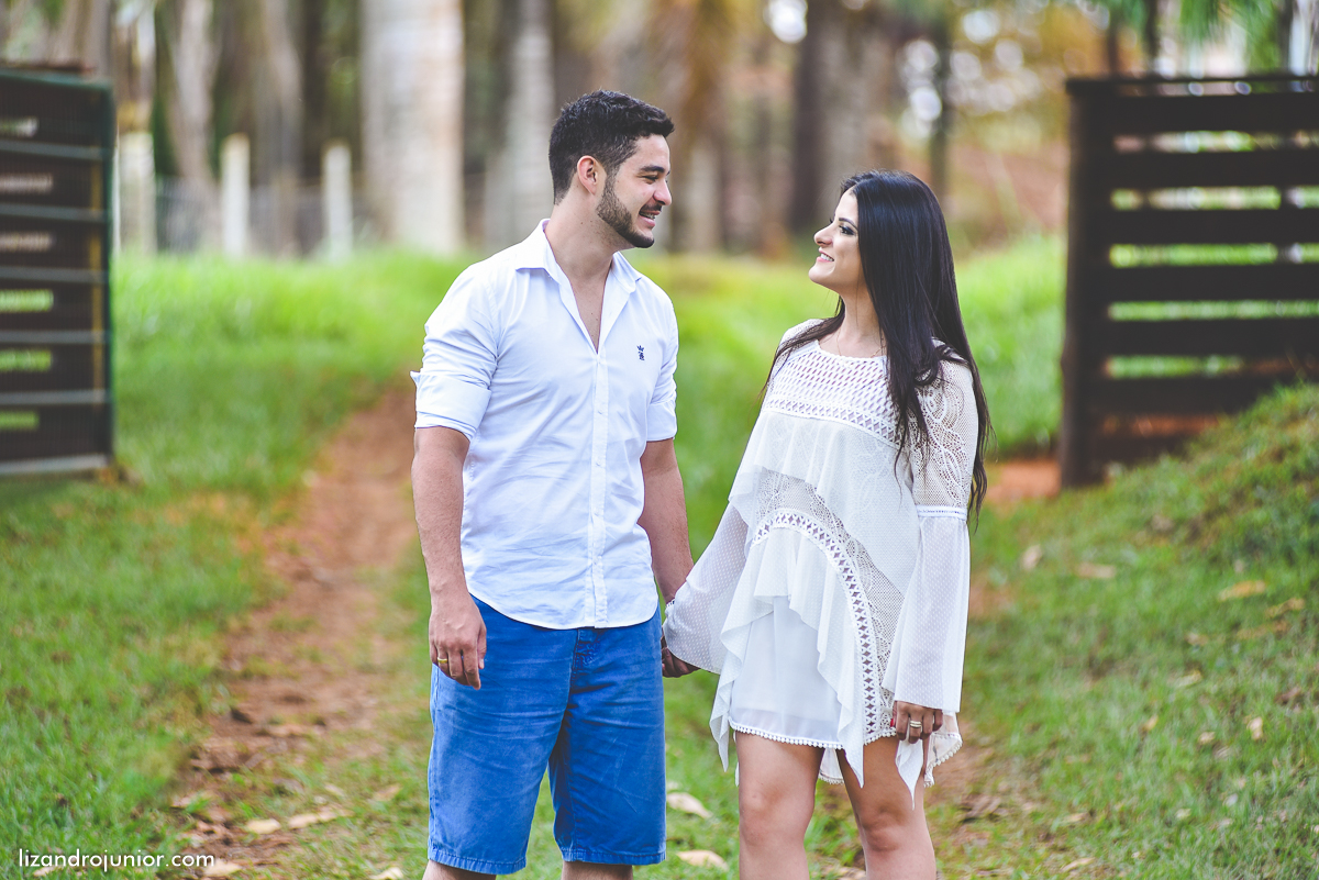 lizandro junior fotógrafo de casamento patos de minas e região, ensaio namorando, chuva, namorando com chuva, fotografia de casamento, serra do salitre, carmo, rio paranaíba