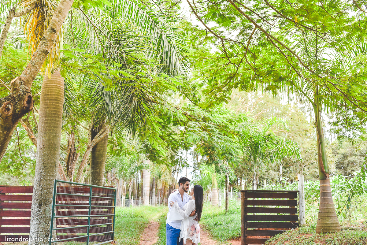 lizandro junior fotógrafo de casamento patos de minas e região, ensaio namorando, chuva, namorando com chuva, fotografia de casamento, serra do salitre, carmo, rio paranaíba