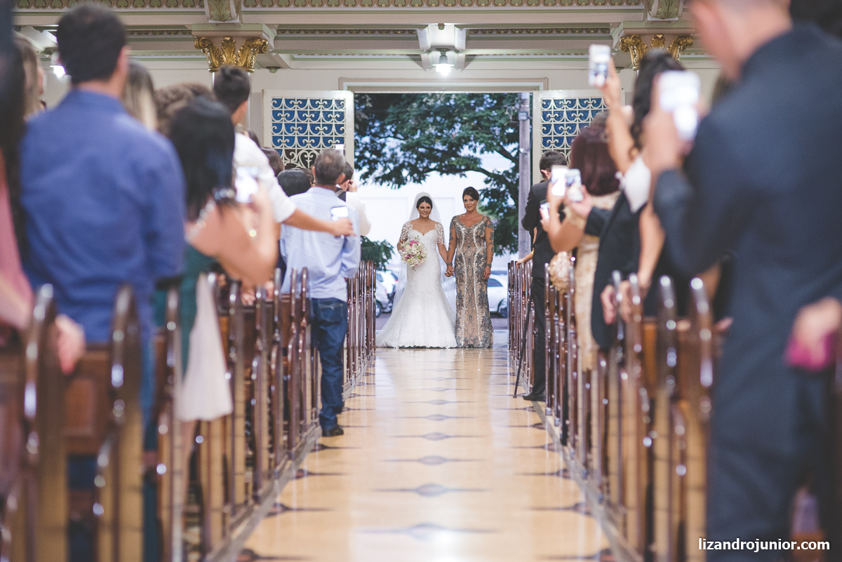 fotógrafo de casamento patos de minas lizandro júnior noiva capuchinhos noivo entrada da noiva