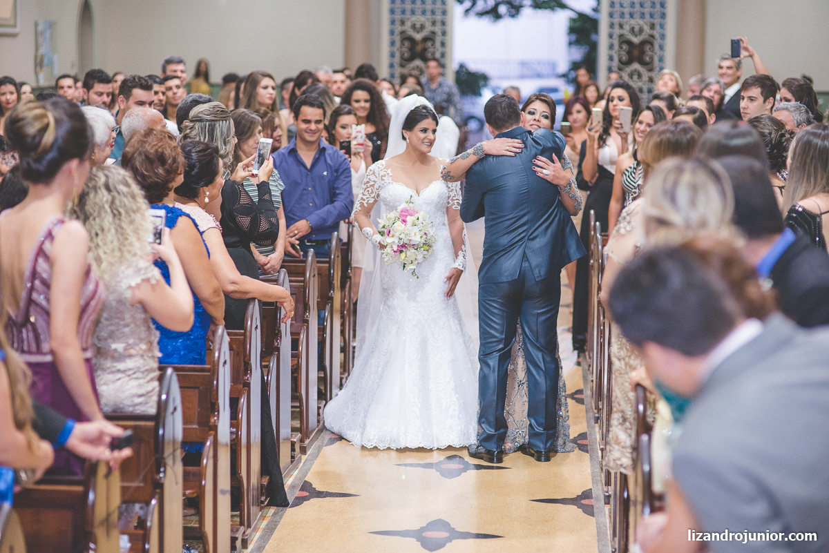 fotógrafo de casamento patos de minas lizandro júnior noiva capuchinhos noivo entrada da noiva