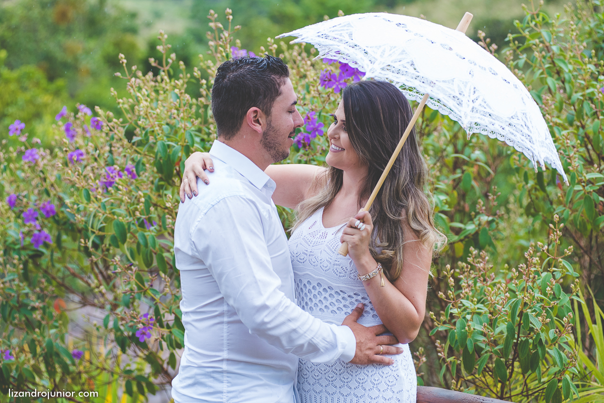 ensaio namorando serra do salitre, fotografo de casamento serra do salitre, casa de madeira, lizandro junior, júnior, casamento patos de minas, serra do salitre, ensaio ao ar livre, sombrinha