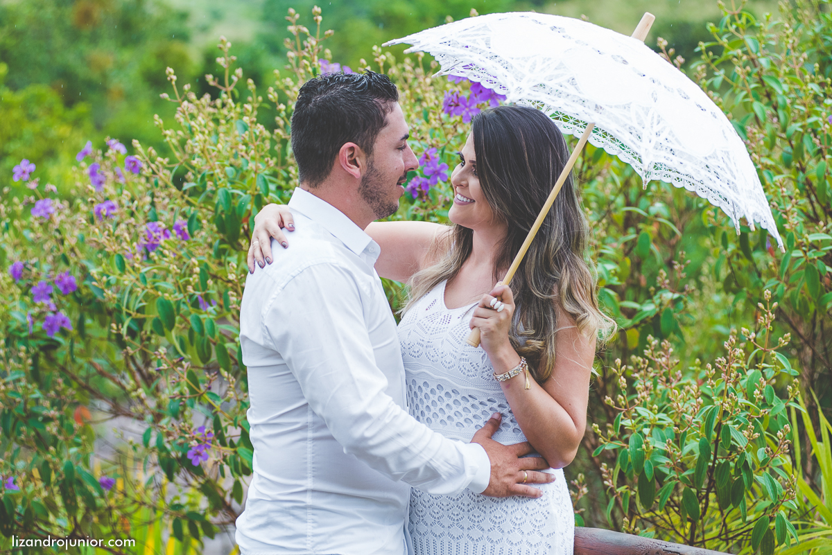 ensaio namorando serra do salitre, fotografo de casamento serra do salitre, casa de madeira, lizandro junior, júnior, casamento patos de minas, serra do salitre, ensaio ao ar livre, sombrinha