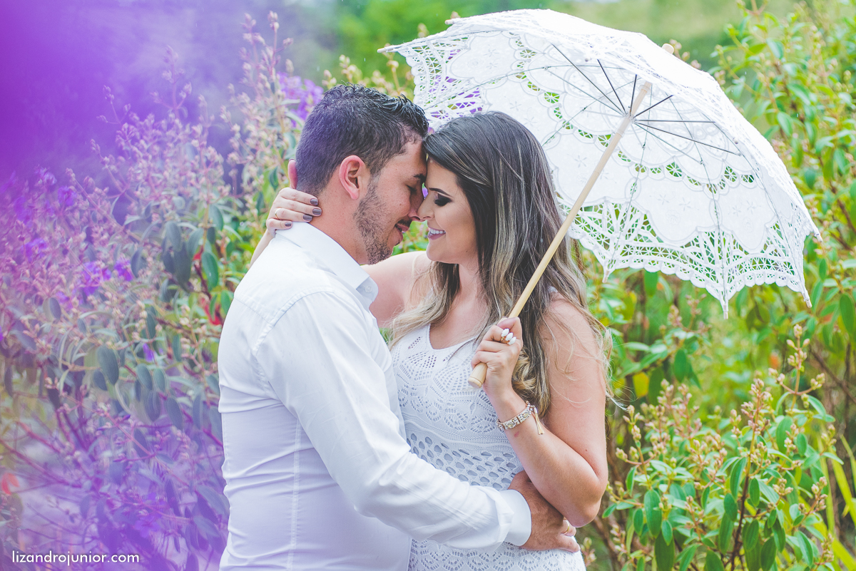 ensaio namorando serra do salitre, fotografo de casamento serra do salitre, casa de madeira, lizandro junior, júnior, casamento patos de minas, serra do salitre, ensaio ao ar livre, sombrinha