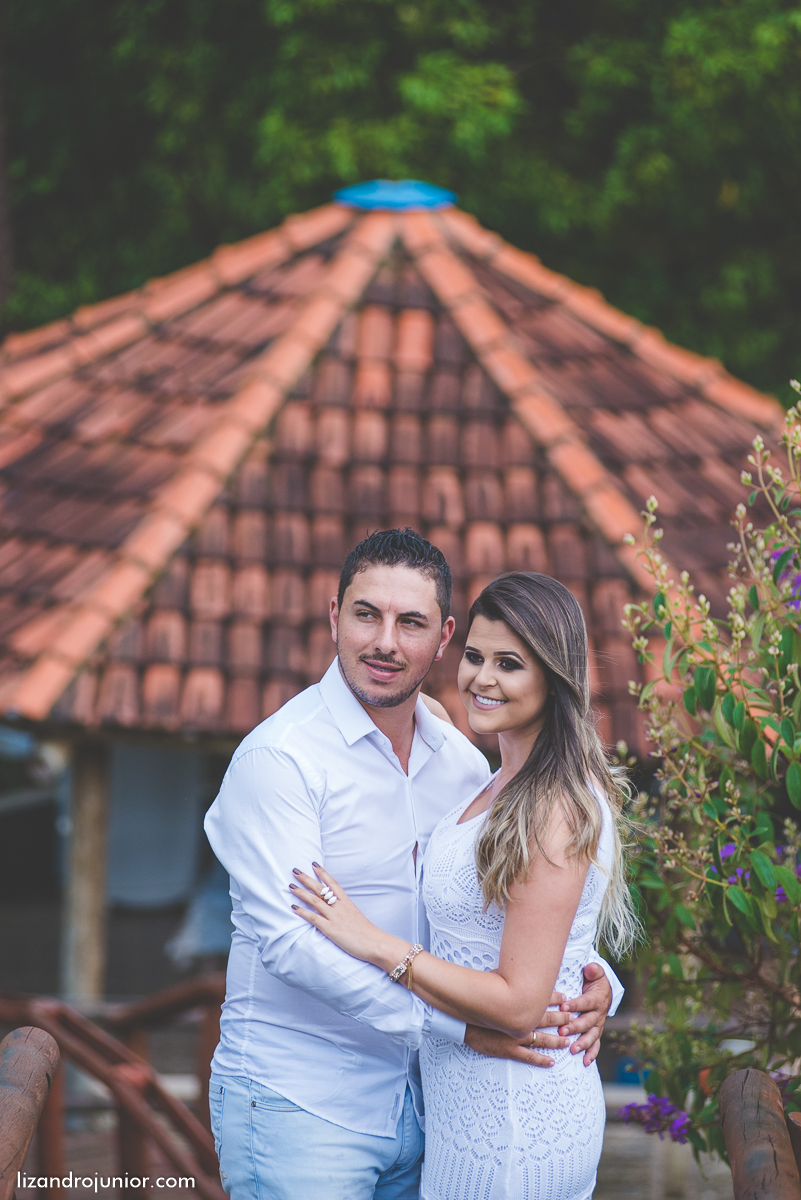 ensaio namorando serra do salitre, fotografo de casamento serra do salitre, casa de madeira, lizandro junior, júnior, casamento patos de minas, serra do salitre, ensaio ao ar livre, sombrinha