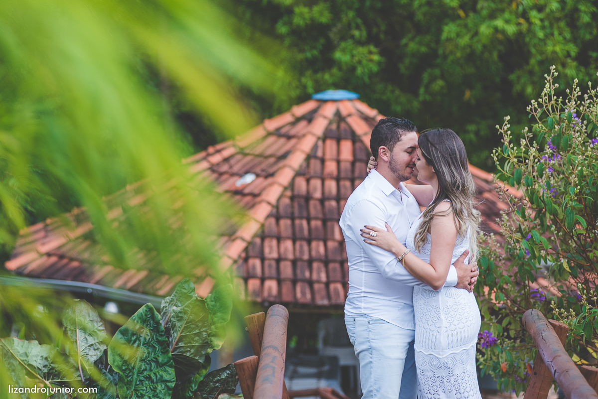 ensaio namorando serra do salitre, fotografo de casamento serra do salitre, casa de madeira, lizandro junior, júnior, casamento patos de minas, serra do salitre, ensaio ao ar livre, sombrinha