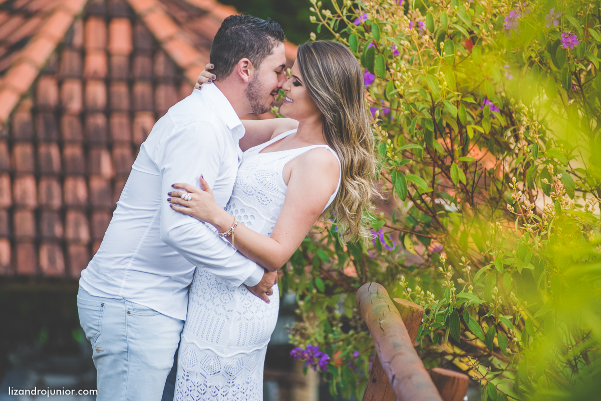 ensaio namorando serra do salitre, fotografo de casamento serra do salitre, casa de madeira, lizandro junior, júnior, casamento patos de minas, serra do salitre, ensaio ao ar livre, sombrinha