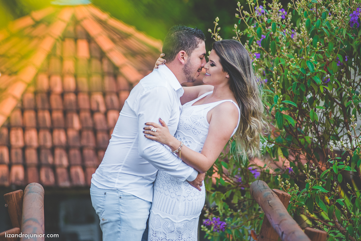 ensaio namorando serra do salitre, fotografo de casamento serra do salitre, casa de madeira, lizandro junior, júnior, casamento patos de minas, serra do salitre, ensaio ao ar livre, sombrinha