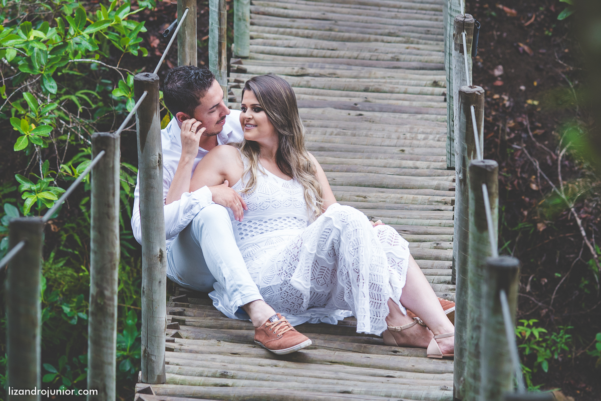 ensaio namorando serra do salitre, fotografo de casamento serra do salitre, casa de madeira, lizandro junior, júnior, casamento patos de minas, serra do salitre, ensaio ao ar livre, sombrinha