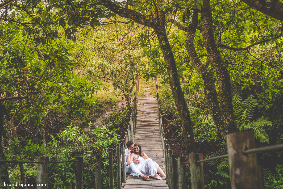 ensaio namorando serra do salitre, fotografo de casamento serra do salitre, casa de madeira, lizandro junior, júnior, casamento patos de minas, serra do salitre, ensaio ao ar livre, sombrinha