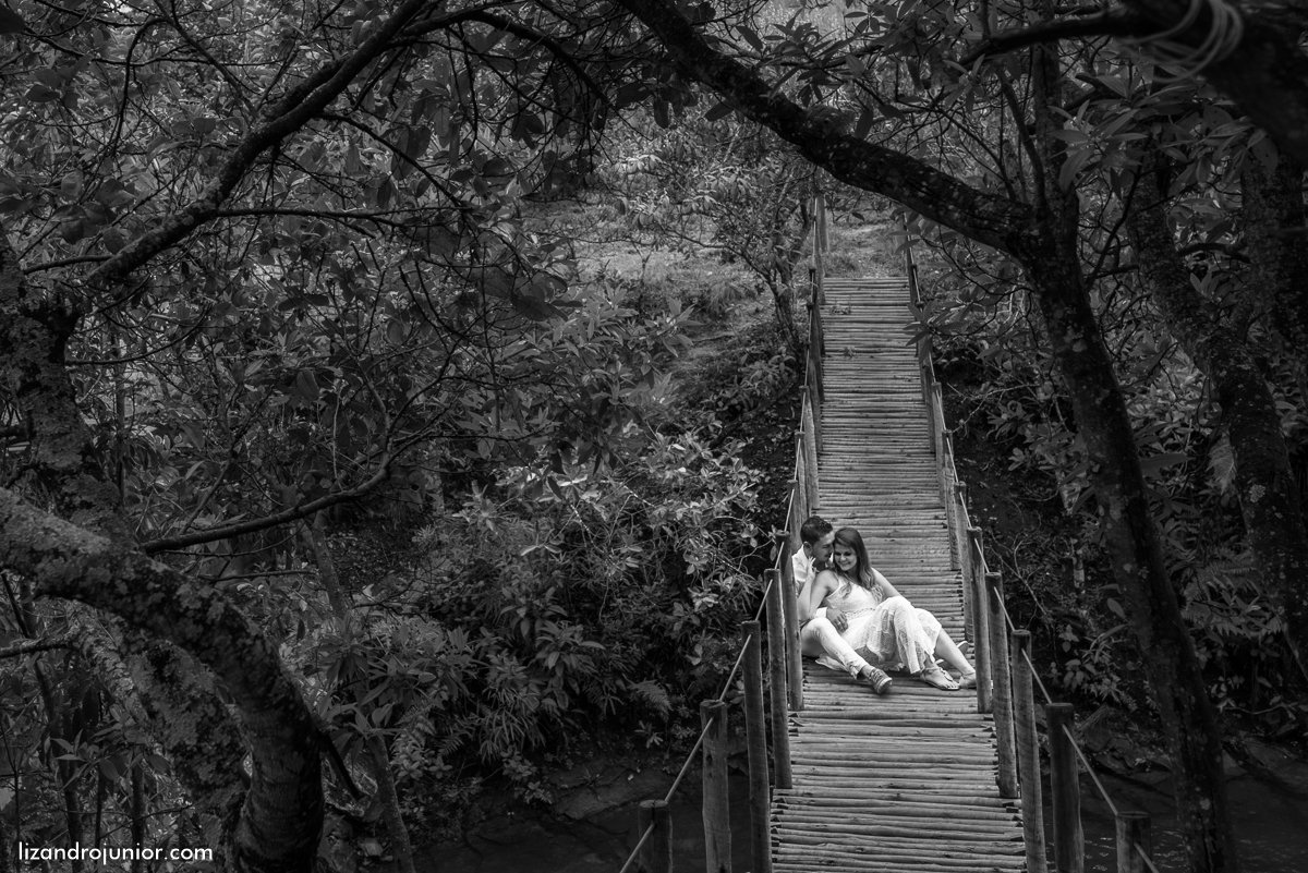 ensaio namorando serra do salitre, fotografo de casamento serra do salitre, casa de madeira, lizandro junior, júnior, casamento patos de minas, serra do salitre, ensaio ao ar livre, sombrinha