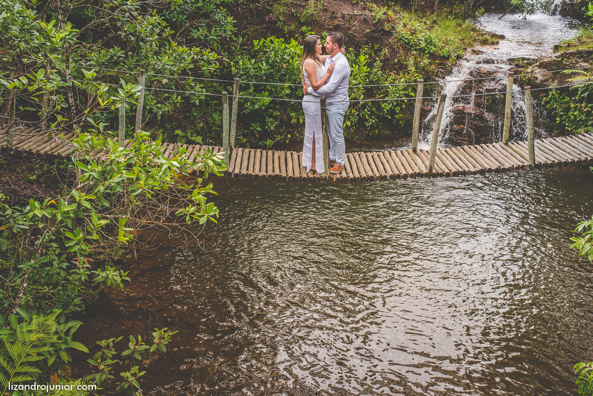 ensaio namorando serra do salitre, fotografo de casamento serra do salitre, casa de madeira, lizandro junior, júnior, casamento patos de minas, serra do salitre, ensaio ao ar livre, sombrinha