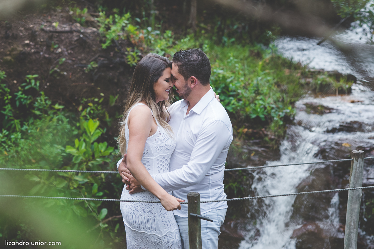ensaio namorando serra do salitre, fotografo de casamento serra do salitre, casa de madeira, lizandro junior, júnior, casamento patos de minas, serra do salitre, ensaio ao ar livre, sombrinha