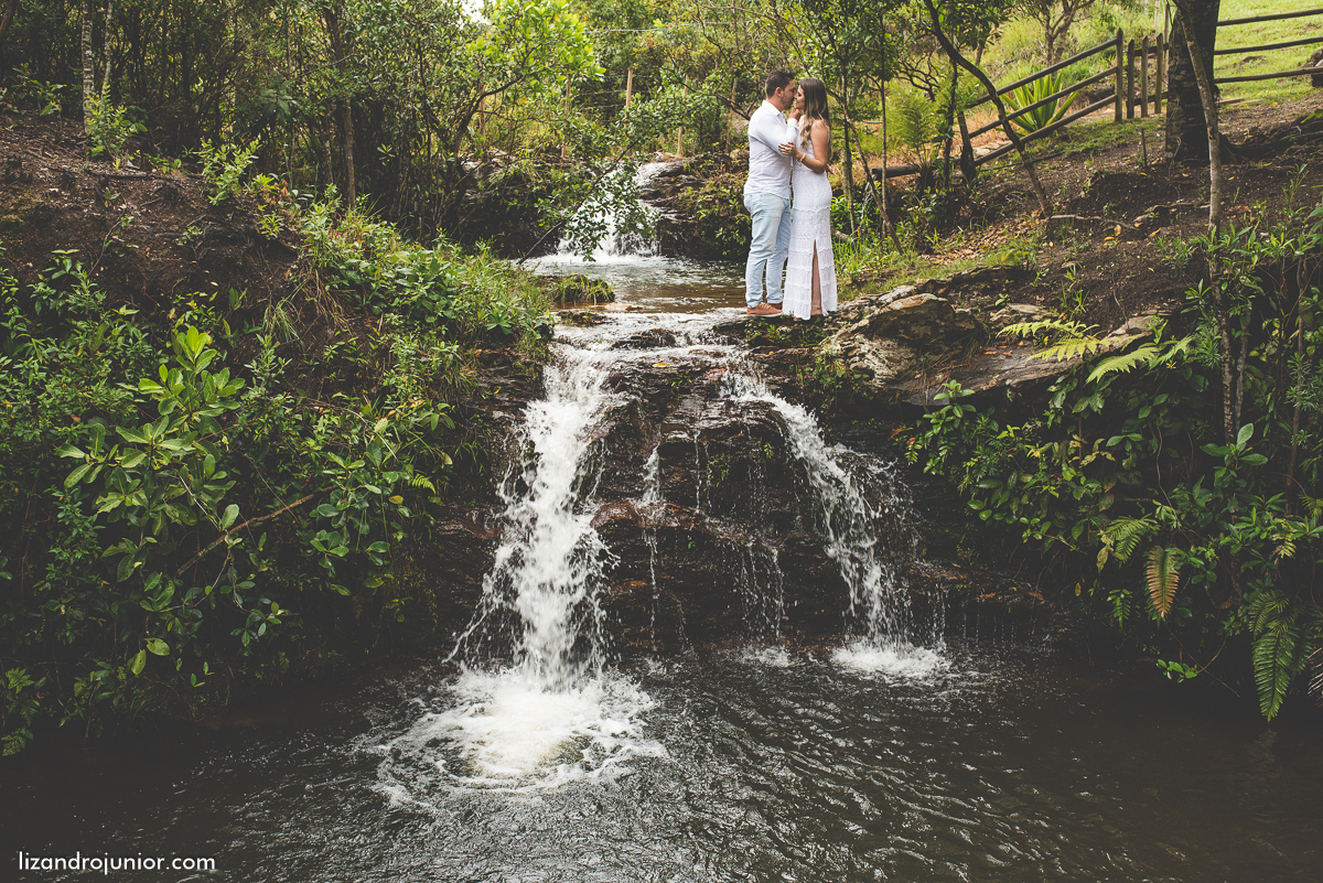 ensaio namorando serra do salitre, fotografo de casamento serra do salitre, casa de madeira, lizandro junior, júnior, casamento patos de minas, serra do salitre, ensaio ao ar livre, sombrinha