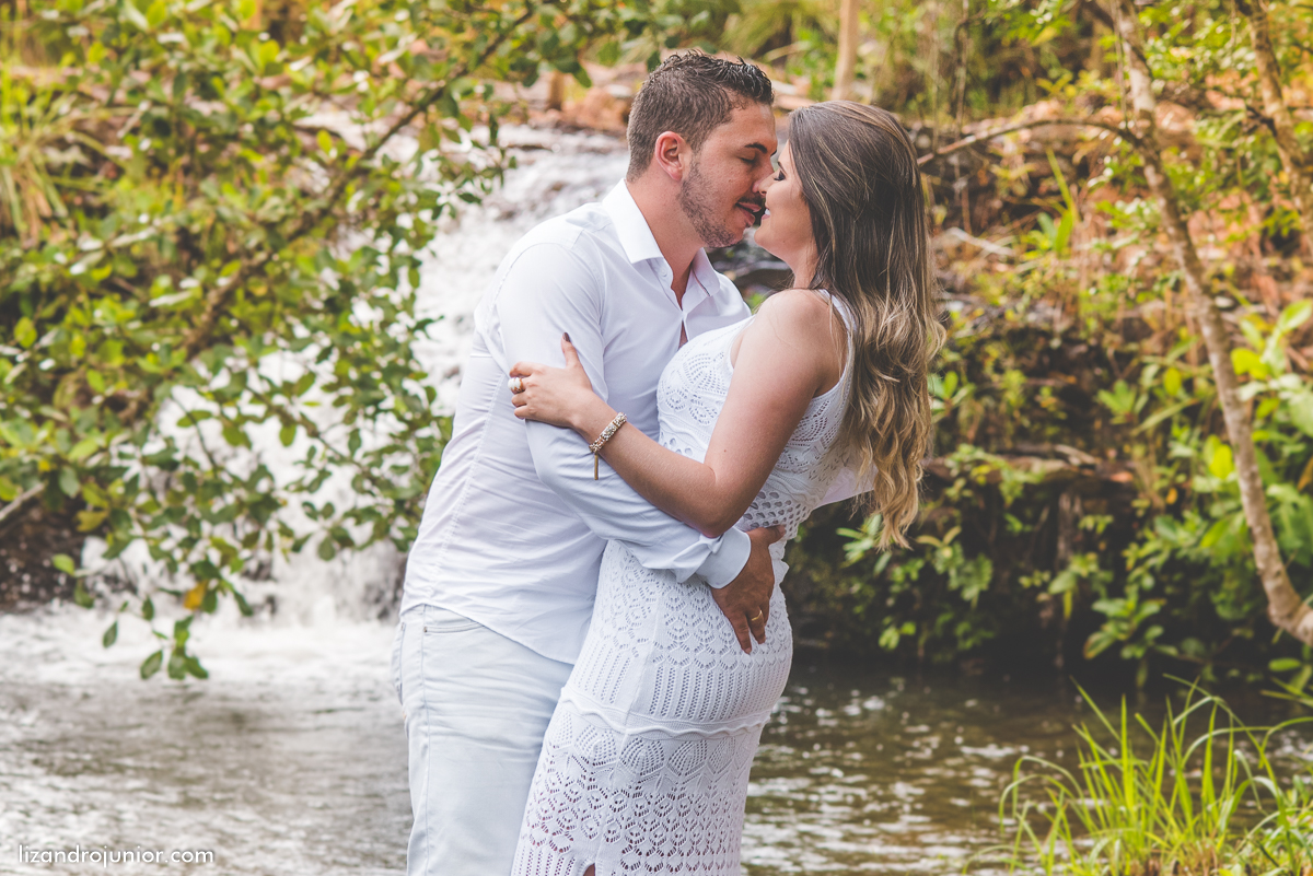 ensaio namorando serra do salitre, fotografo de casamento serra do salitre, casa de madeira, lizandro junior, júnior, casamento patos de minas, serra do salitre, ensaio ao ar livre, sombrinha