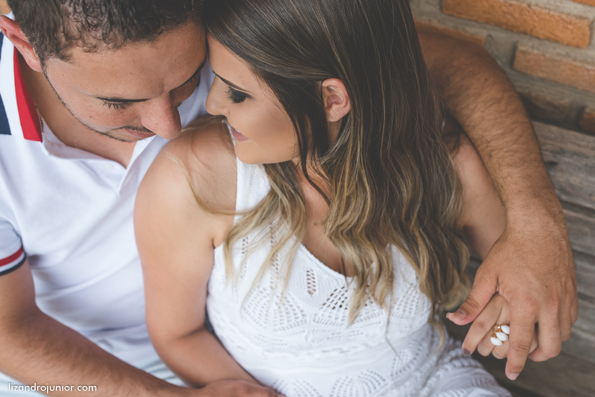 ensaio namorando serra do salitre, fotografo de casamento serra do salitre, casa de madeira, lizandro junior, júnior, casamento patos de minas, serra do salitre, ensaio ao ar livre, sombrinha