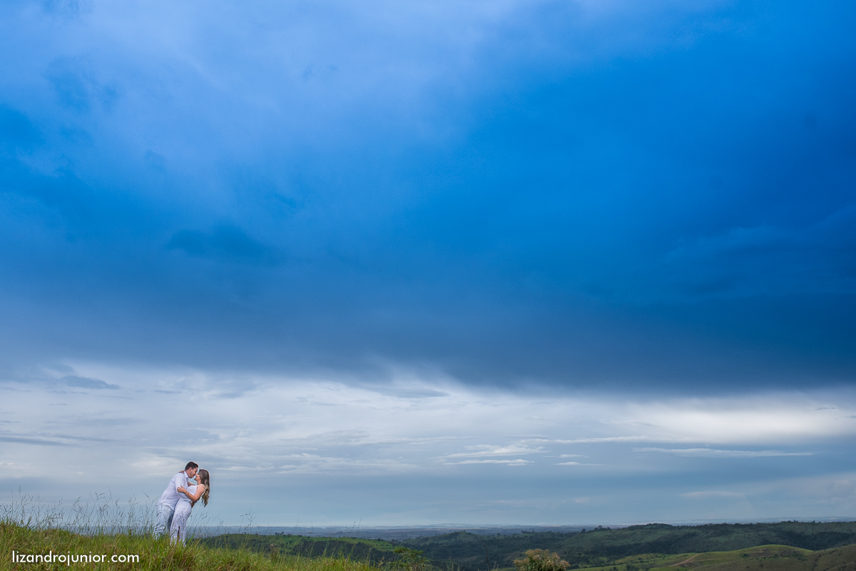 ensaio namorando serra do salitre, fotografo de casamento serra do salitre, casa de madeira, lizandro junior, júnior, casamento patos de minas, serra do salitre, ensaio ao ar livre, sombrinha