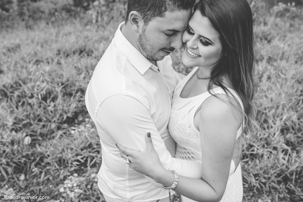 ensaio namorando serra do salitre, fotografo de casamento serra do salitre, casa de madeira, lizandro junior, júnior, casamento patos de minas, serra do salitre, ensaio ao ar livre, sombrinha
