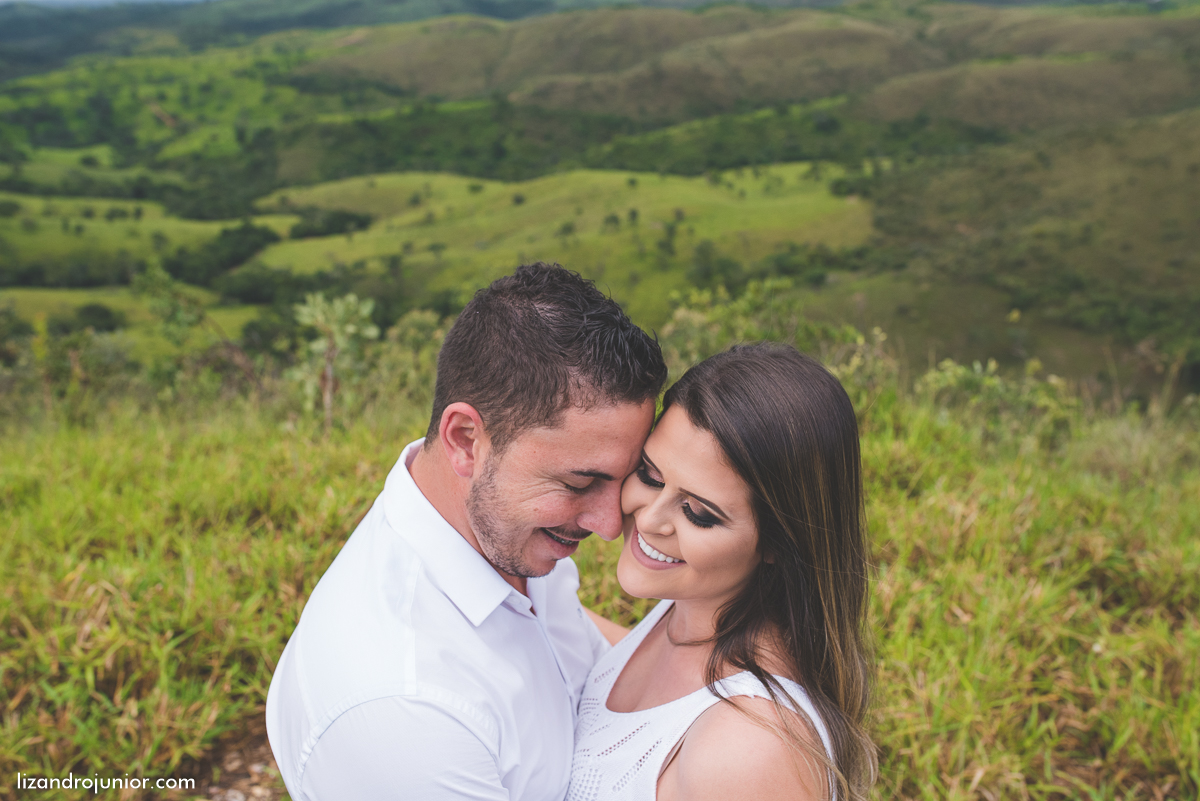 ensaio namorando serra do salitre, fotografo de casamento serra do salitre, casa de madeira, lizandro junior, júnior, casamento patos de minas, serra do salitre, ensaio ao ar livre, sombrinha