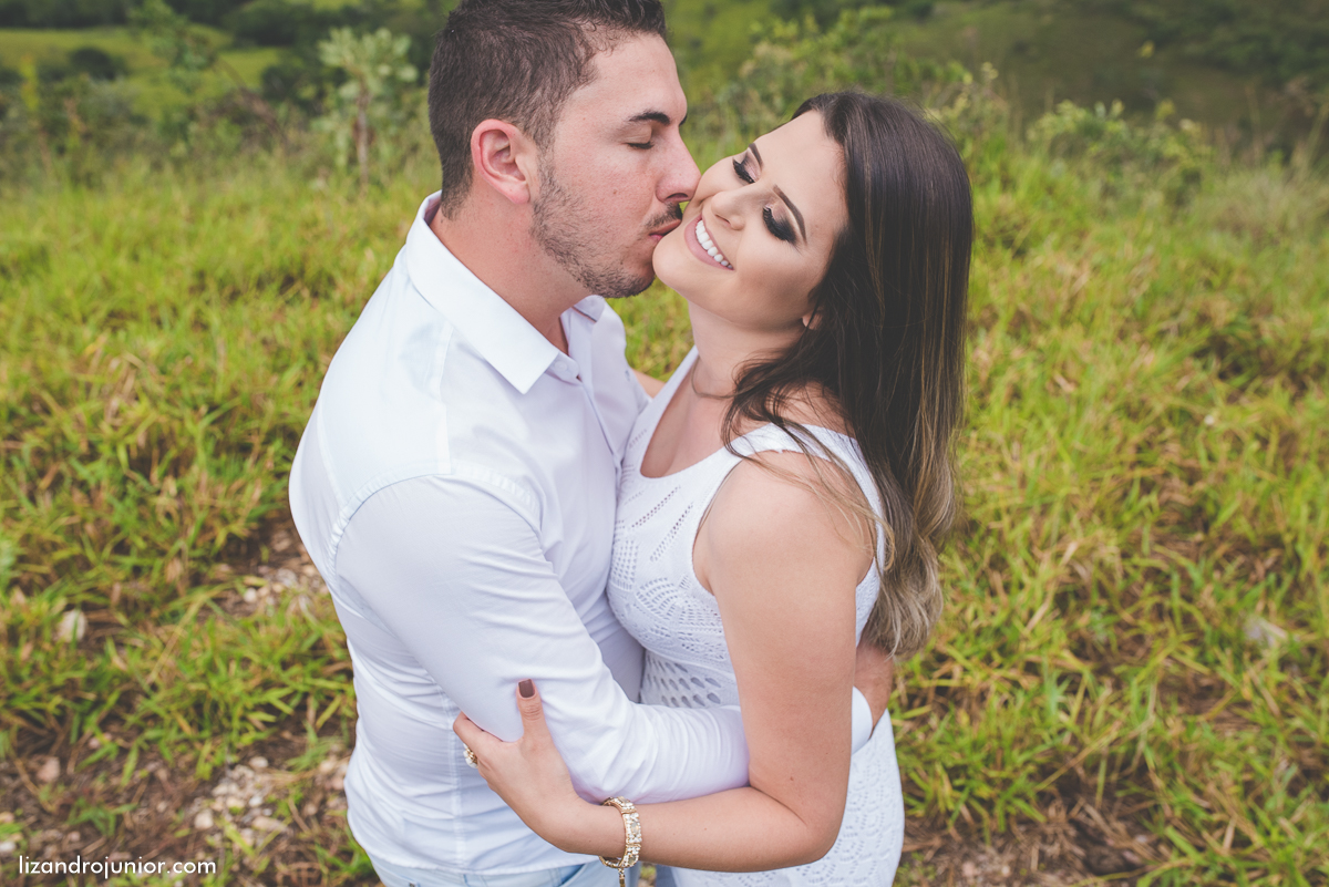 ensaio namorando serra do salitre, fotografo de casamento serra do salitre, casa de madeira, lizandro junior, júnior, casamento patos de minas, serra do salitre, ensaio ao ar livre, sombrinha