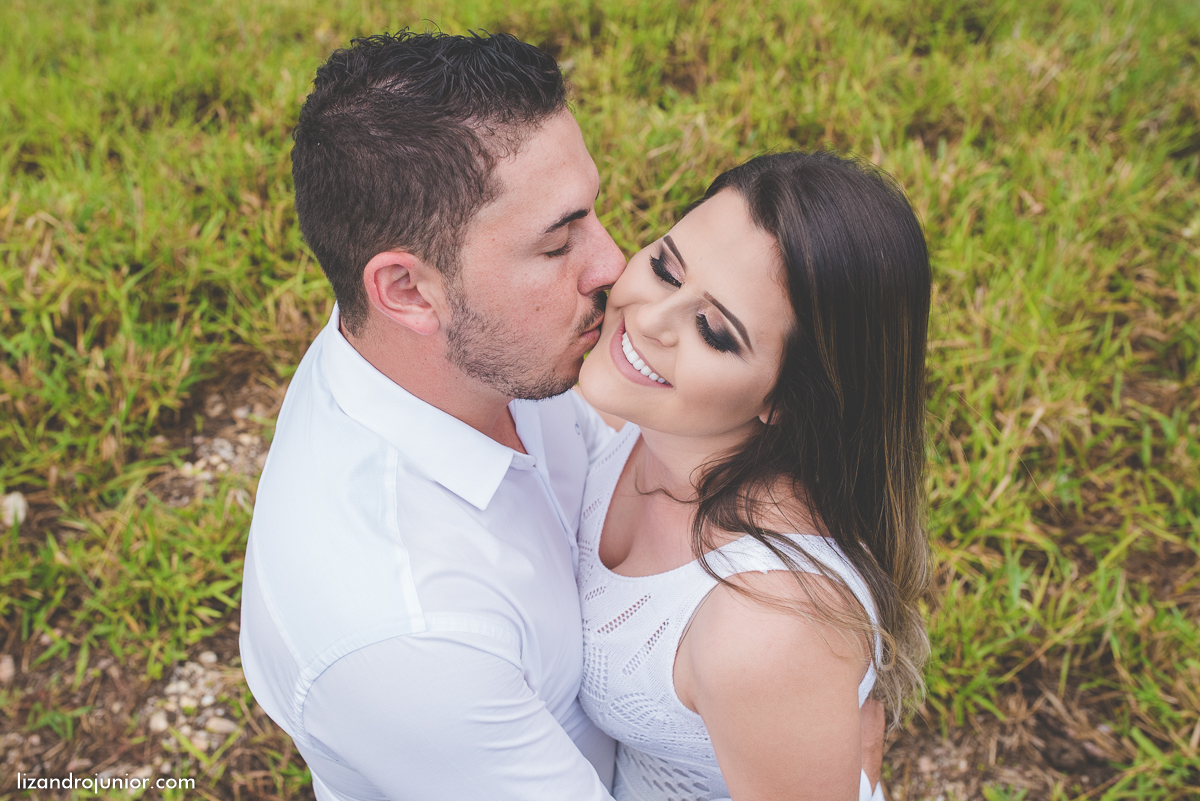 ensaio namorando serra do salitre, fotografo de casamento serra do salitre, casa de madeira, lizandro junior, júnior, casamento patos de minas, serra do salitre, ensaio ao ar livre, sombrinha
