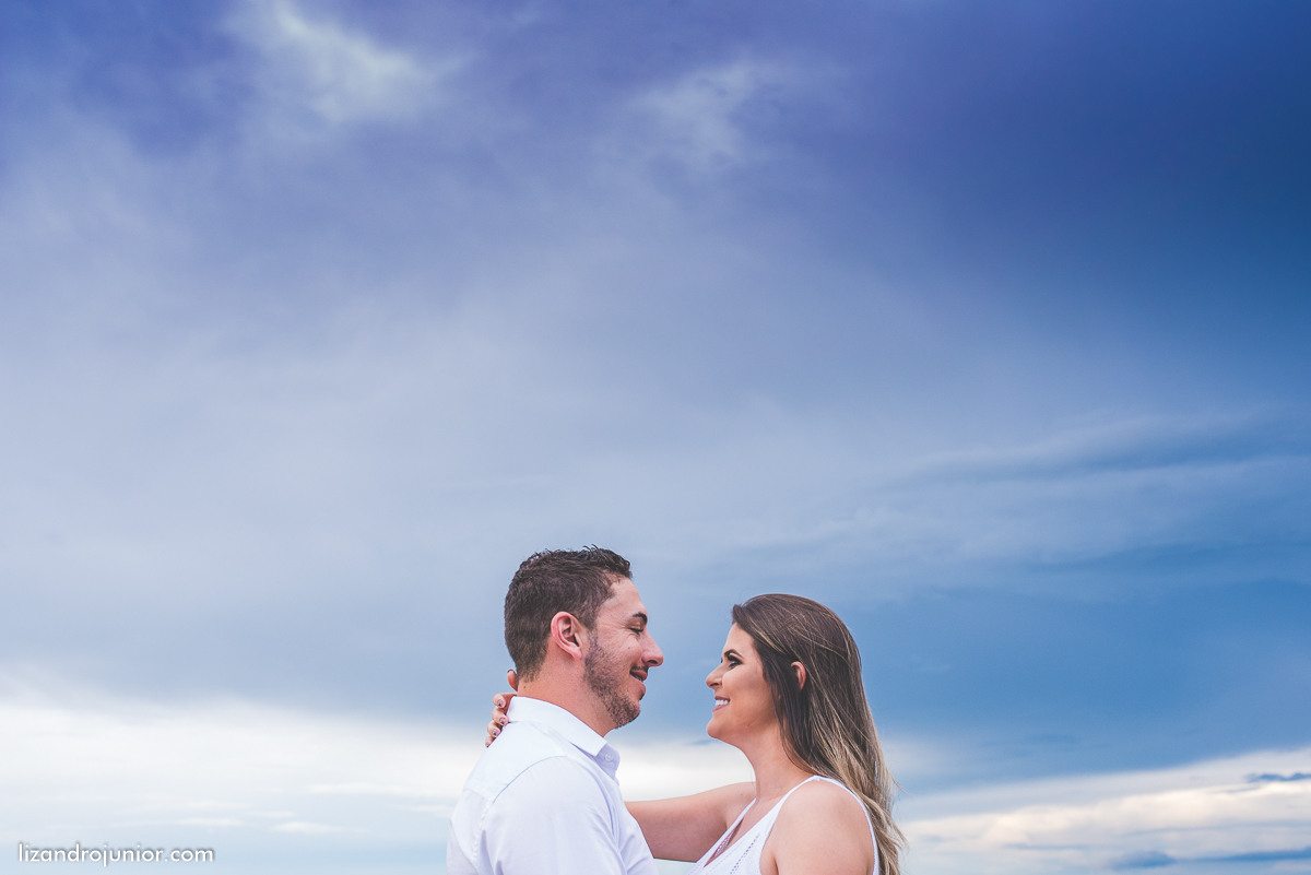 ensaio namorando serra do salitre, fotografo de casamento serra do salitre, casa de madeira, lizandro junior, júnior, casamento patos de minas, serra do salitre, ensaio ao ar livre, sombrinha