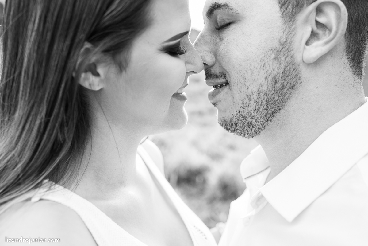 ensaio namorando serra do salitre, fotografo de casamento serra do salitre, casa de madeira, lizandro junior, júnior, casamento patos de minas, serra do salitre, ensaio ao ar livre, sombrinha