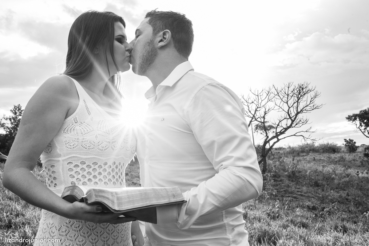 ensaio namorando serra do salitre, fotografo de casamento serra do salitre, casa de madeira, lizandro junior, júnior, casamento patos de minas, serra do salitre, ensaio ao ar livre, sombrinha, bíblia