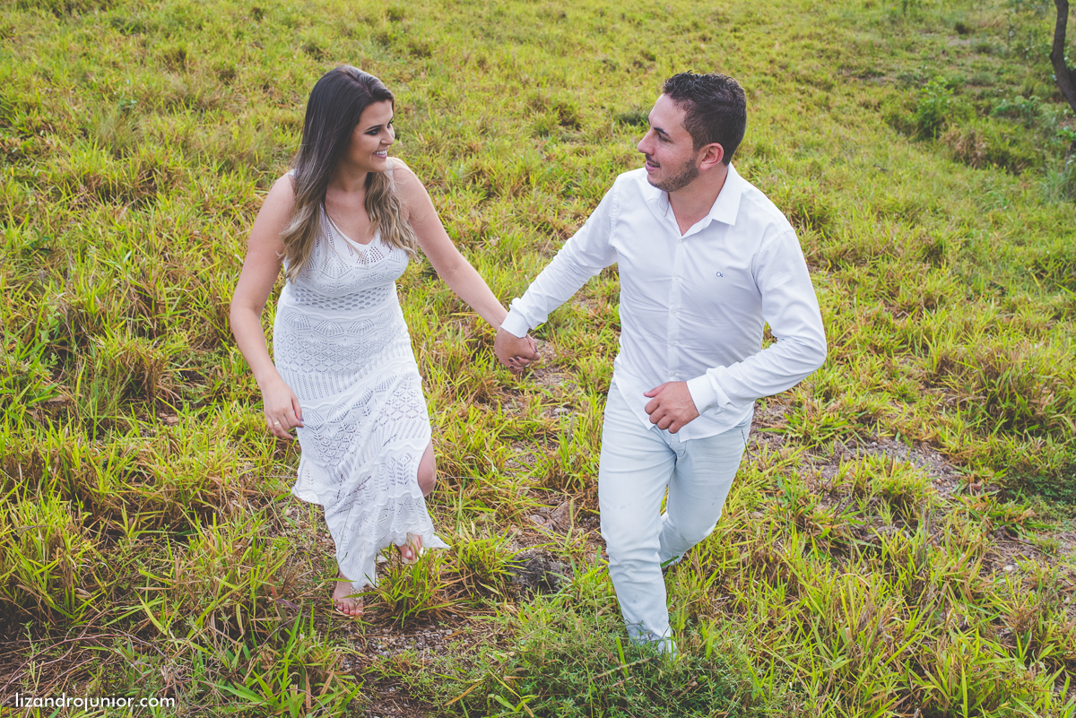 ensaio namorando serra do salitre, fotografo de casamento serra do salitre, casa de madeira, lizandro junior, júnior, casamento patos de minas, serra do salitre, ensaio ao ar livre, sombrinha