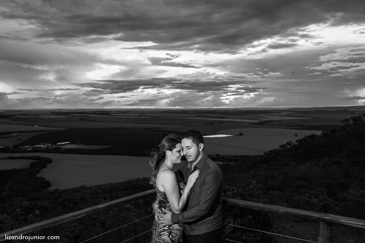 ensaio namorando serra do salitre, fotografo de casamento serra do salitre, casa de madeira, lizandro junior, júnior, casamento patos de minas, serra do salitre, ensaio ao ar livre, sombrinha